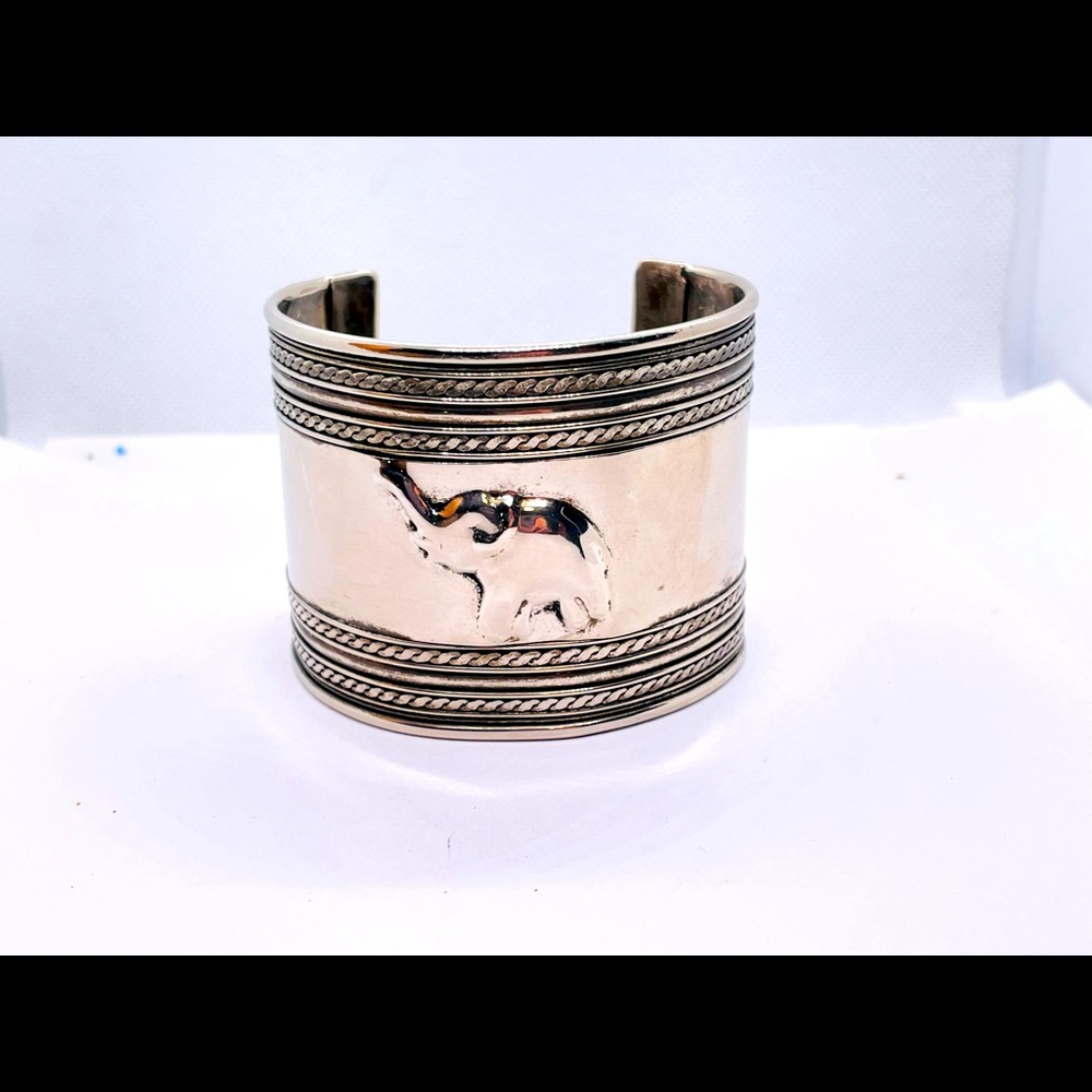 Lucky elephant imprint silver tone metal 7x2” cuff bracelet (needs polish)